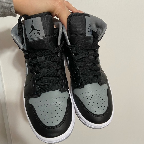 Air Jordan 1 Mids - Picture 5 of 8